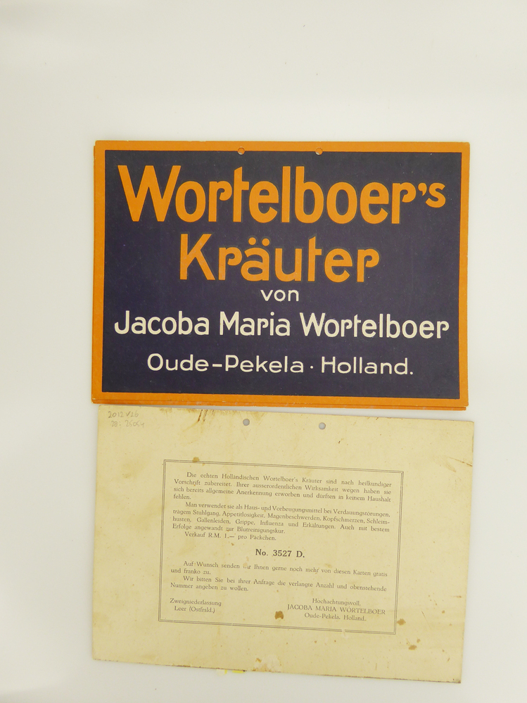 3 kartonnen reclameplaten, donkerblauw met oranje rand, met oranje en witte belettering : wortelboer's krauter von Jacoba Maria Wortelboer Oude Pekela Holland, op achterkant tekst